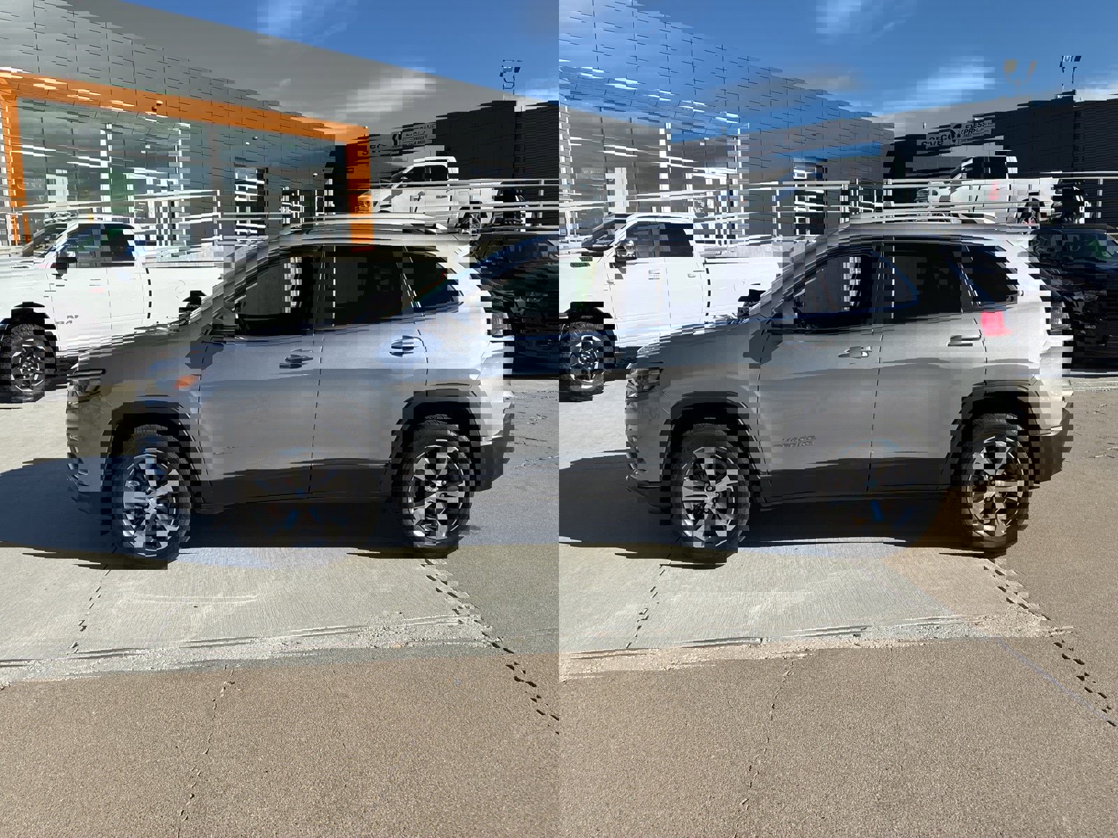 Used 2019 Jeep Cherokee Limited image 2