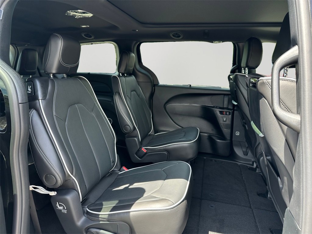 New 2026 Chrysler Pacifica Limited w/ Uconnect Theater Family Group image 13