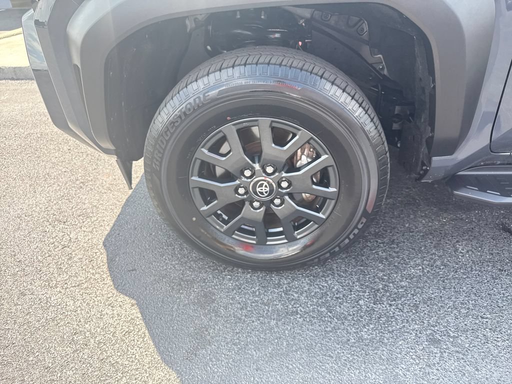 Used 2025 Toyota 4Runner SR5 AWD/4WD image 29