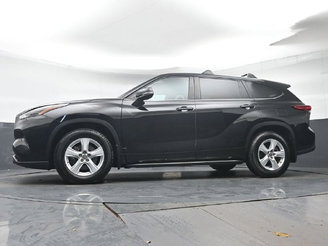 Used 2023 Toyota Highlander LE AWD/4WD image 30