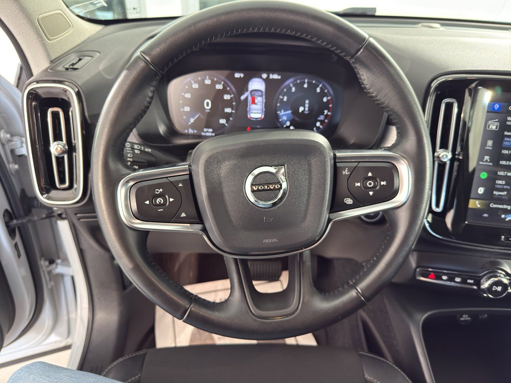 Used 2020 Volvo XC40 T4 Momentum image 24