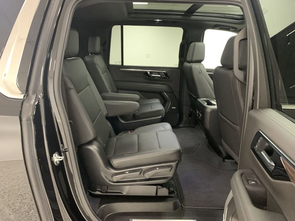 Used 2025 Chevrolet Suburban LT w/ Comfort Package AWD/4WD image 26