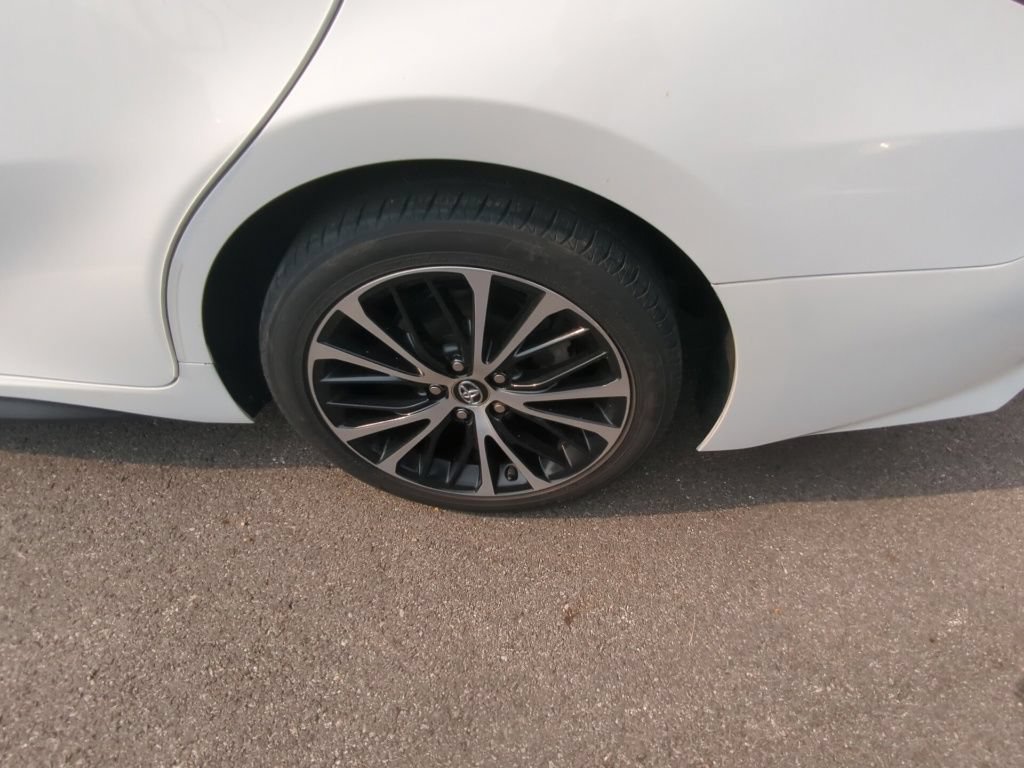 Used 2018 Toyota Camry SE w/ Accessory Appearance Package FWD image 5