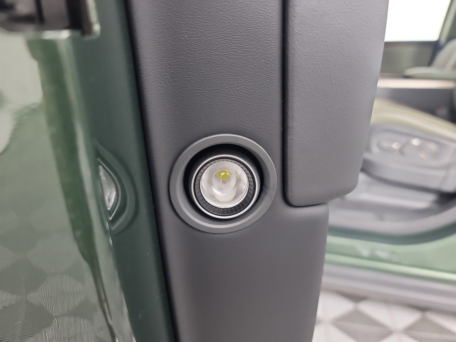 Used 2023 Rivian R1S Adventure AWD/4WD image 32