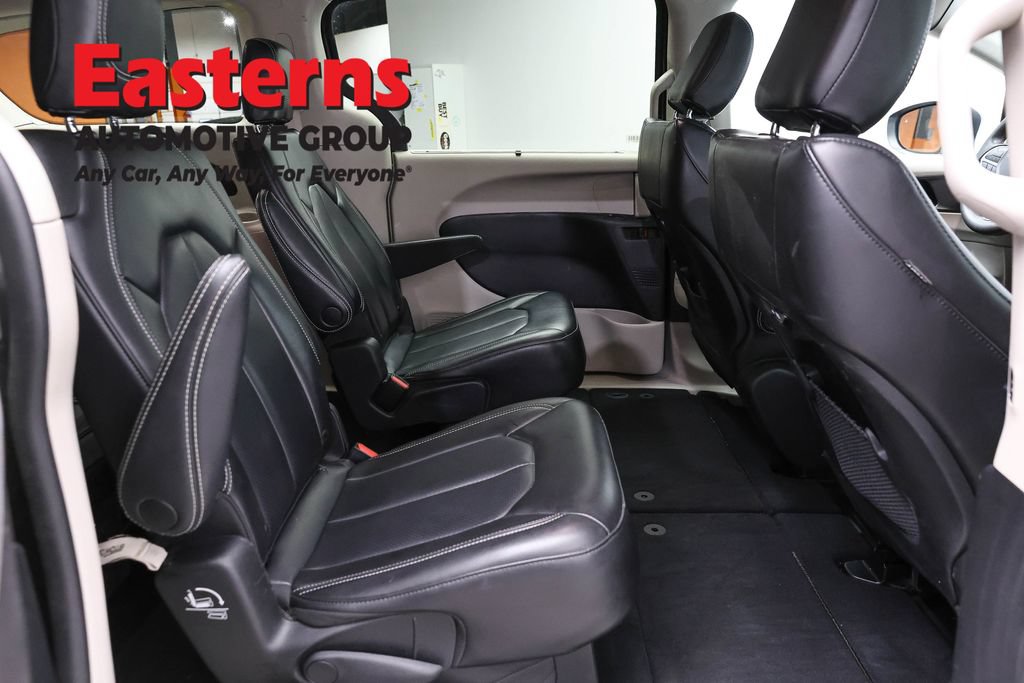 Used 2023 Chrysler Pacifica Touring-L FWD image 24