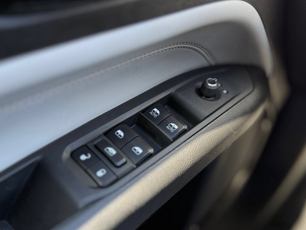Used 2025 Jeep Compass Limited w/ Sun & Sound Group AWD/4WD image 23