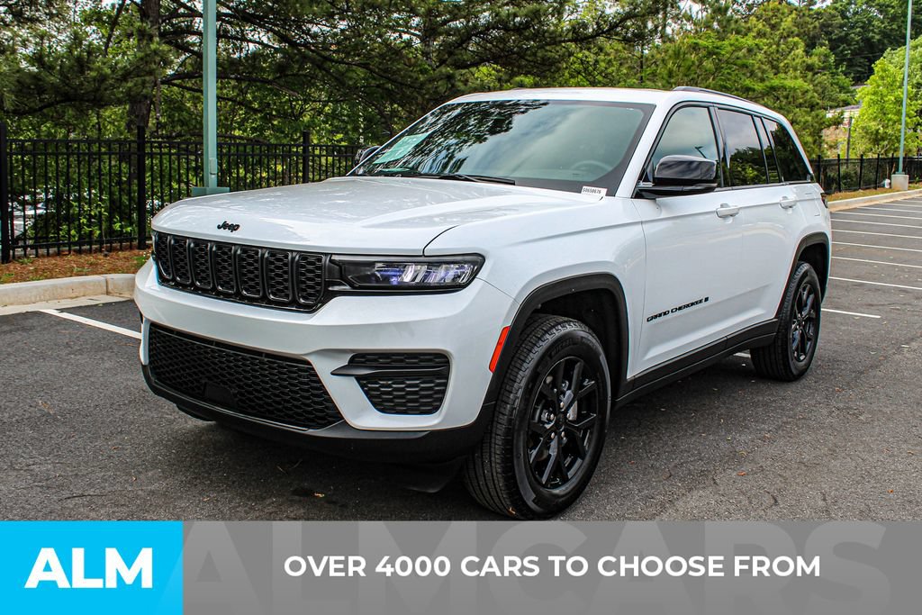 Used 2025 Jeep Grand Cherokee Altitude AWD/4WD image 2