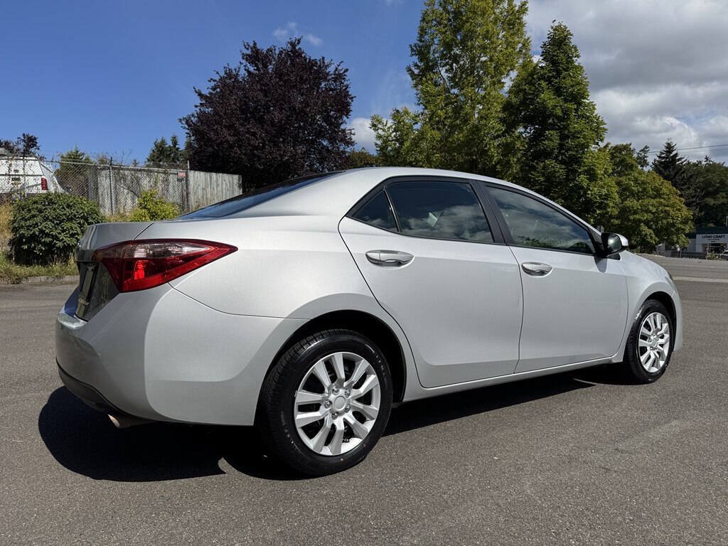 Used 2018 Toyota Corolla LE FWD image 3