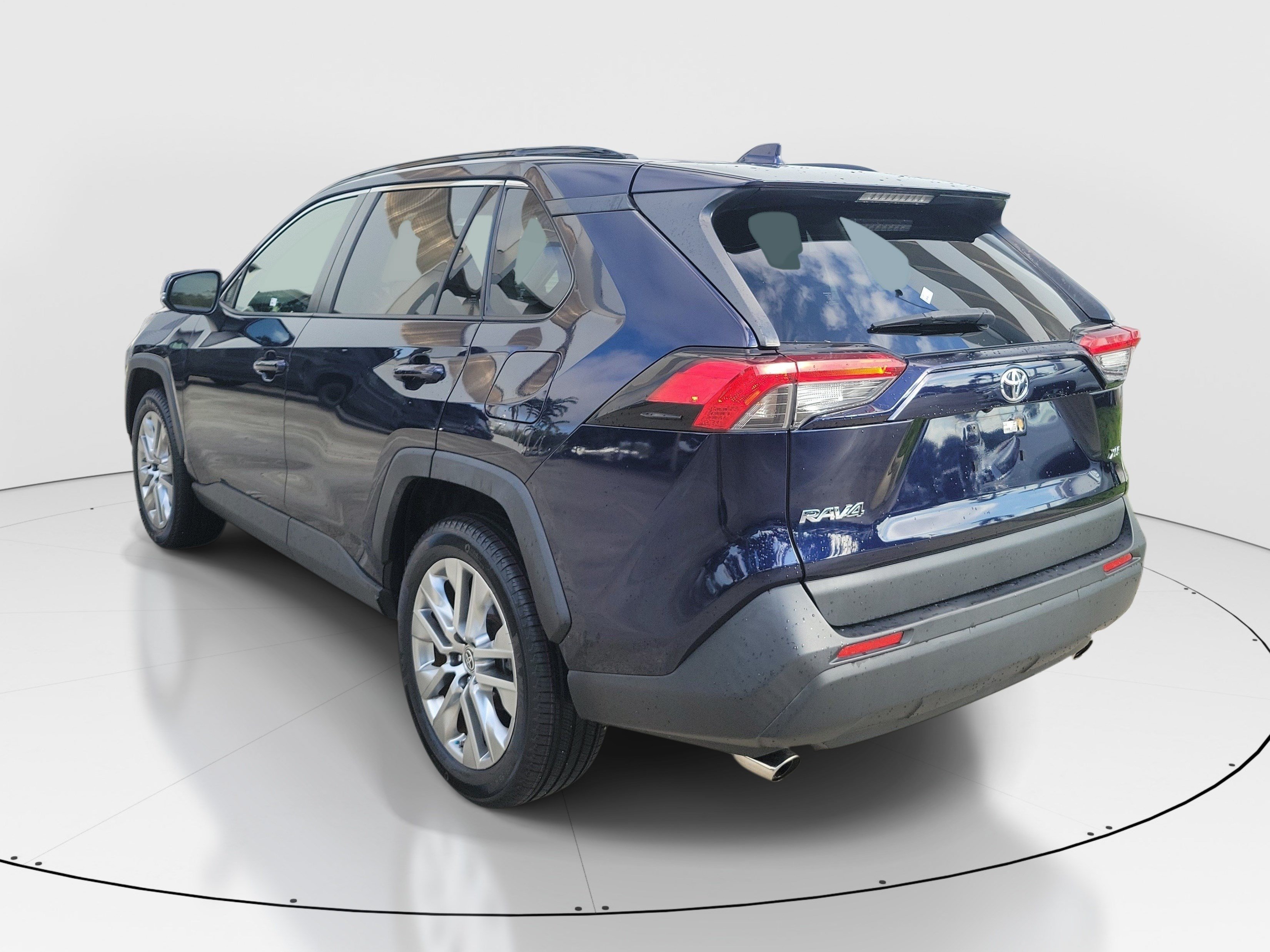 Used 2019 Toyota RAV4 XLE Premium FWD image 5