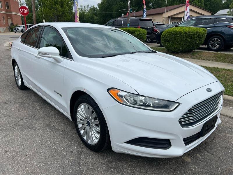 Used 2015 Ford Fusion SE FWD image 2