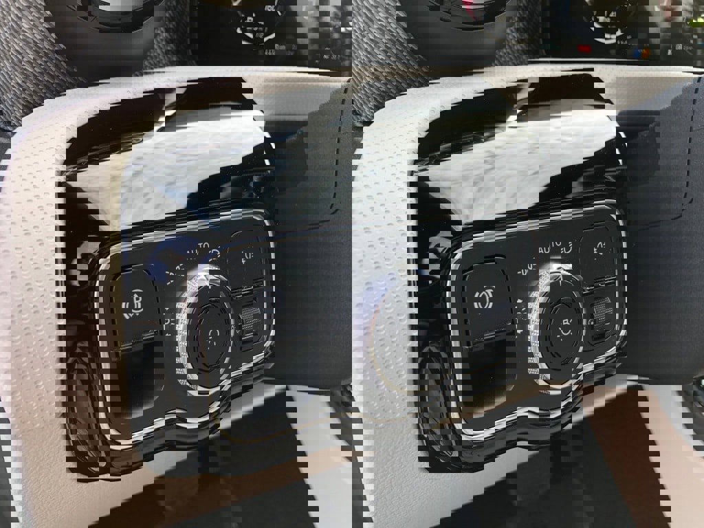 New 2025 Mercedes-Benz CLA 250 4MATIC image 15