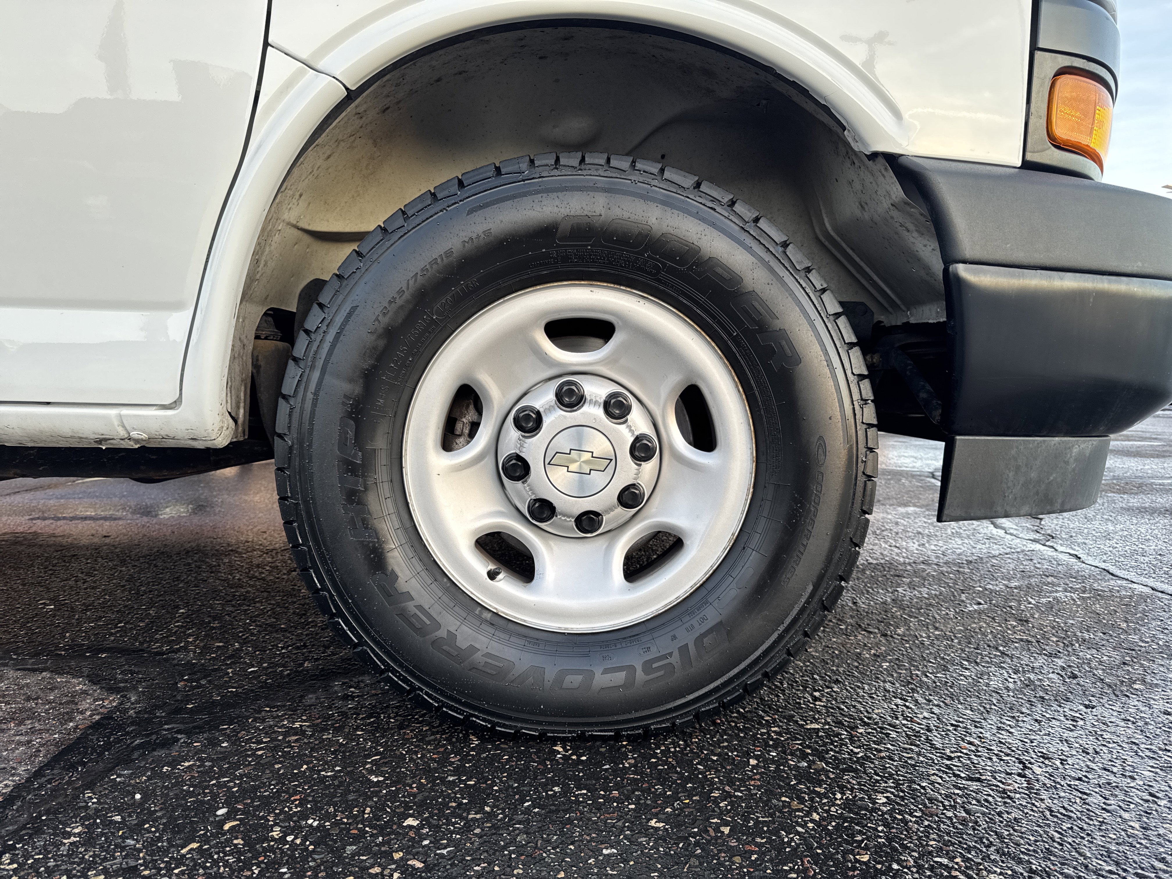 Used 2021 Chevrolet Express 2500 w/ Driver Convenience Package image 9