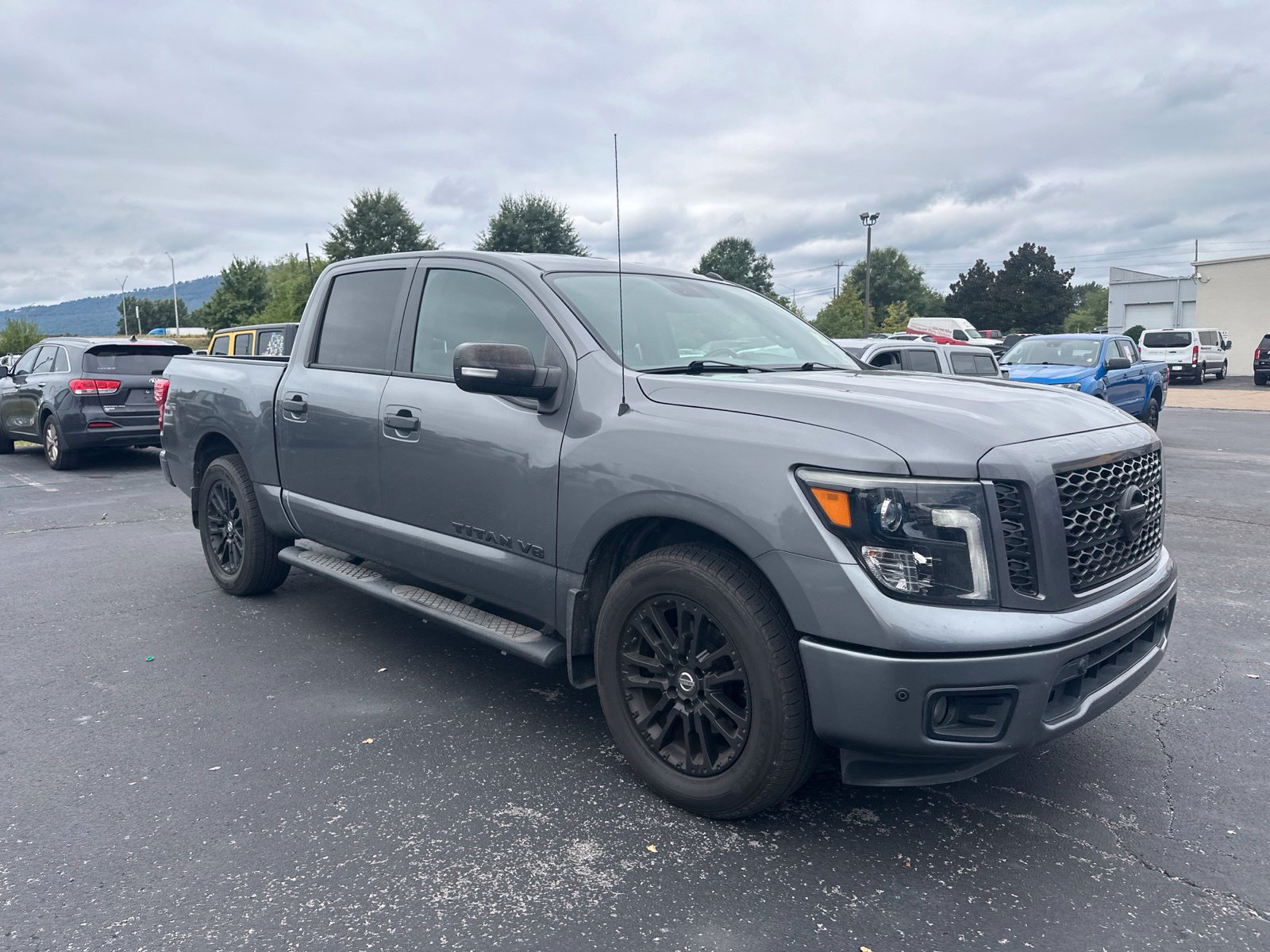 Used 2019 Nissan Titan SV w/ SV Convenience Package RWD image 3
