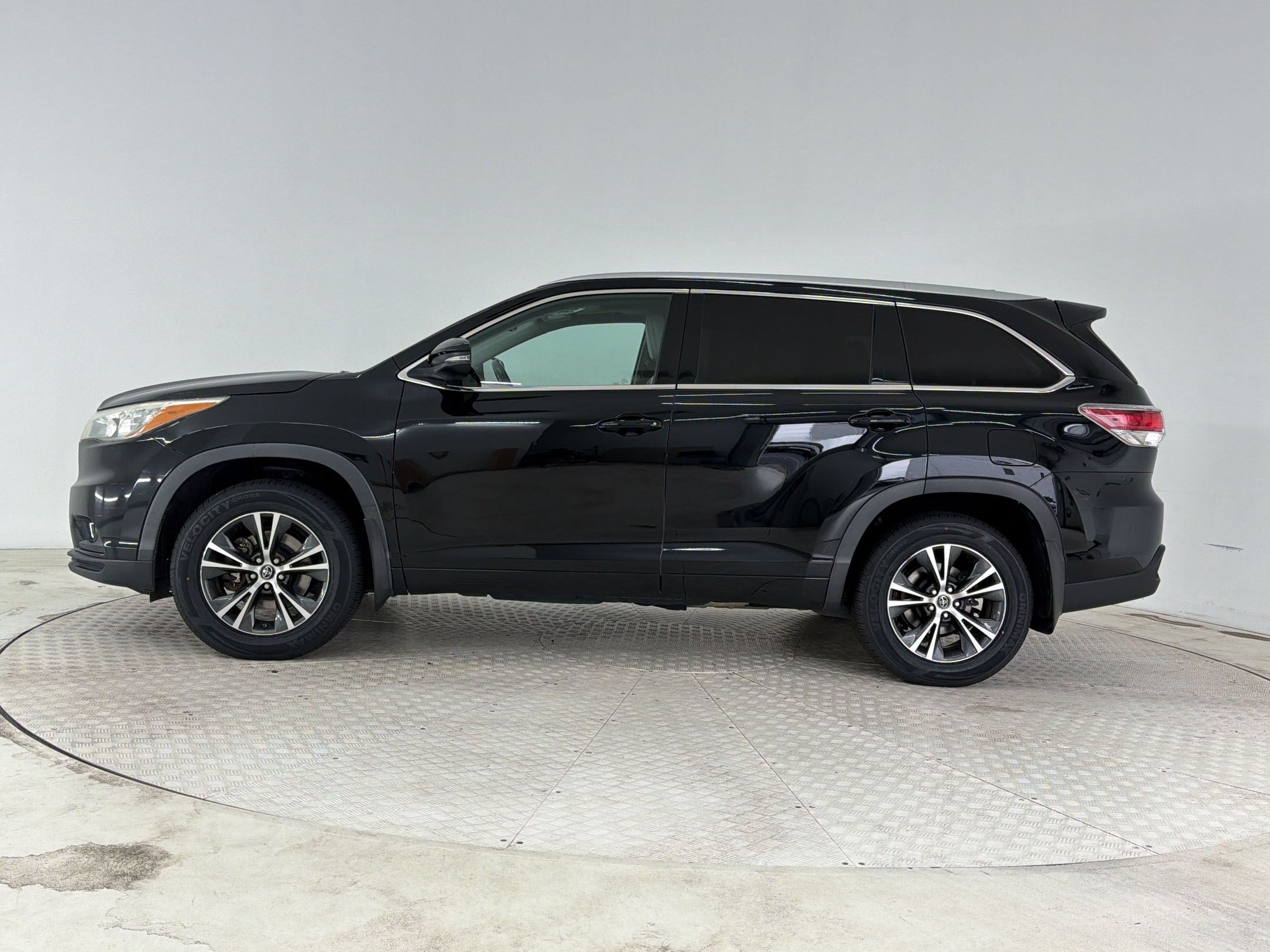 Used 2016 Toyota Highlander XLE AWD/4WD image 2