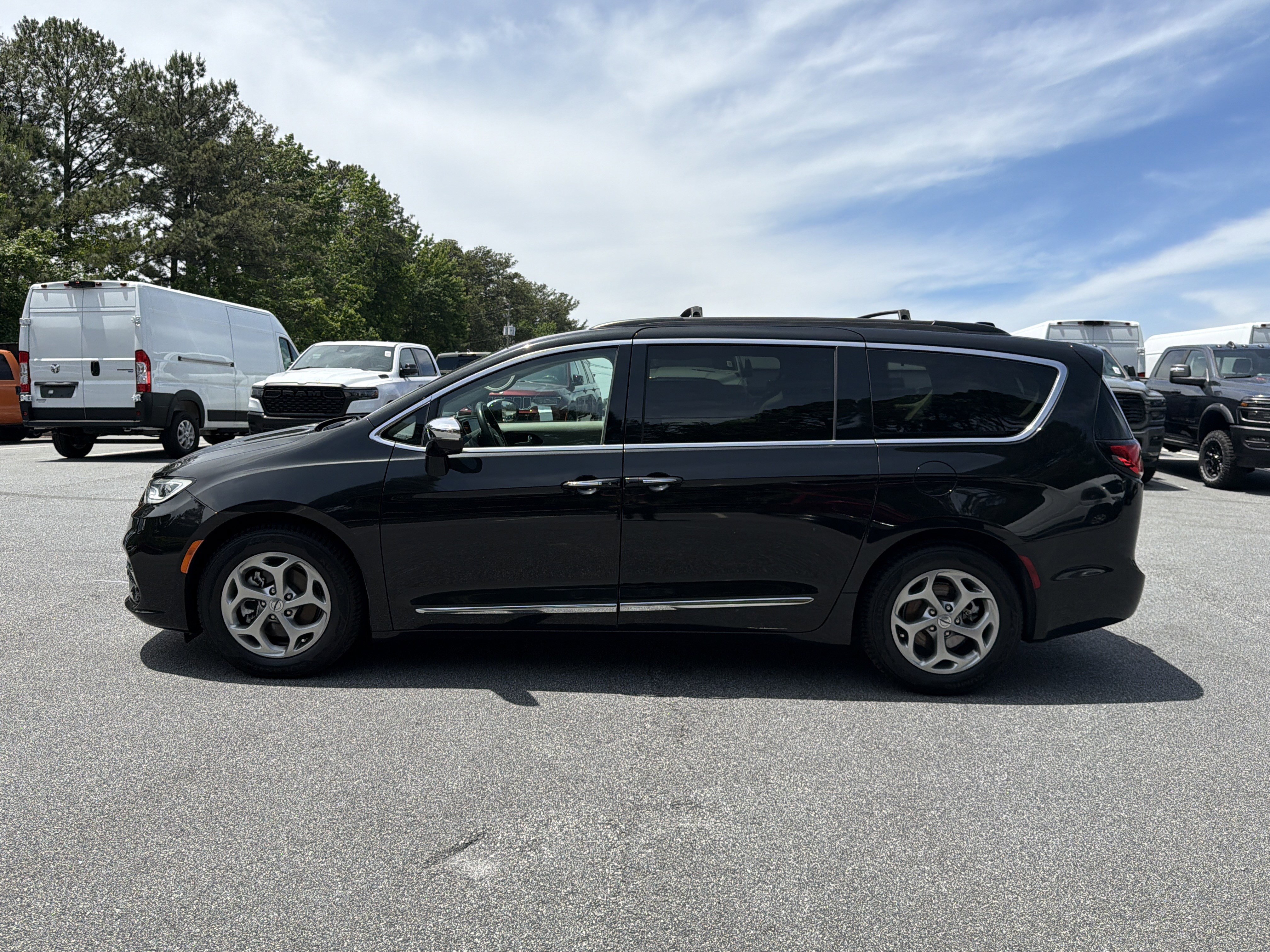 Used 2022 Chrysler Pacifica Limited FWD image 8