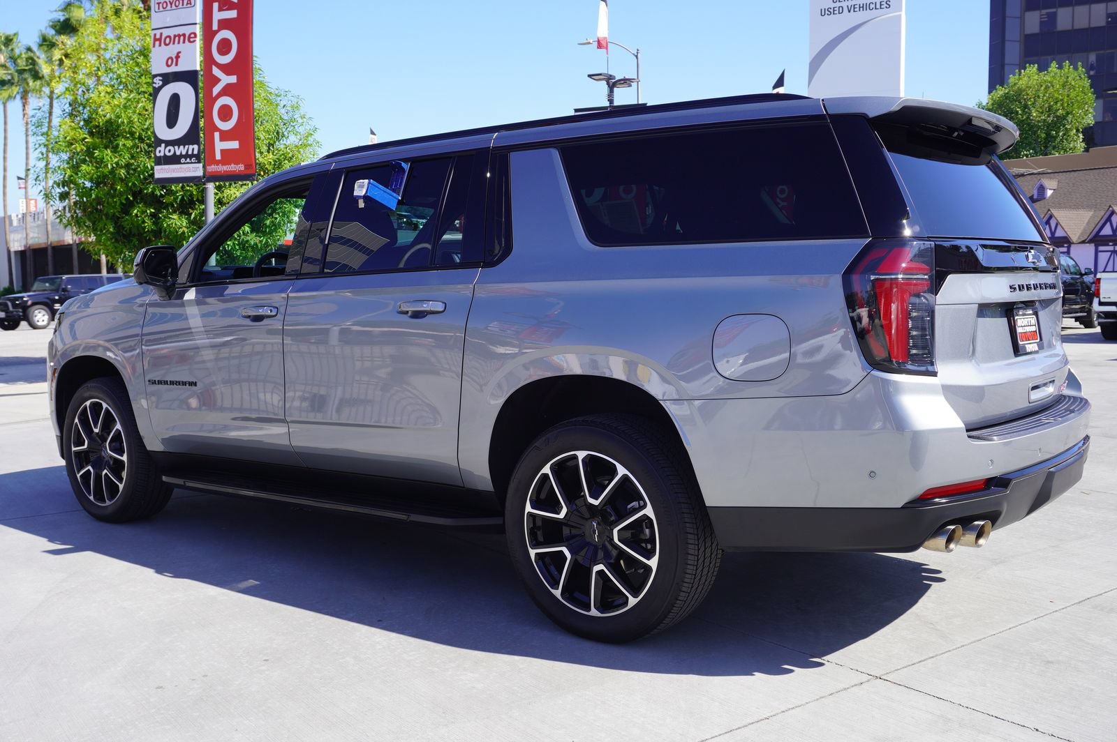 Used 2026 Chevrolet Suburban RST RWD image 5