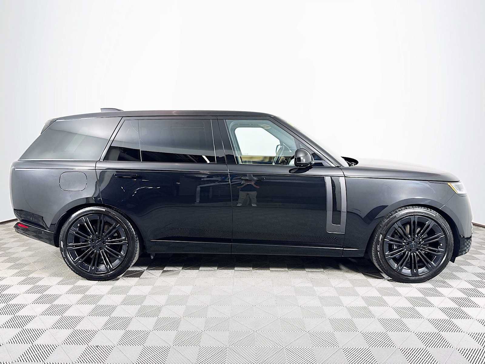 Used 2026 Land Rover Range Rover Long Wheelbase SE AWD/4WD image 3