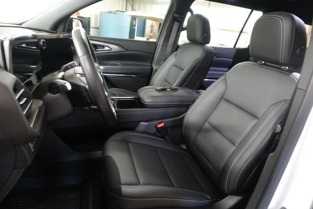 Used 2025 Chevrolet Traverse LT w/ Sun and Wheel Package FWD image 11