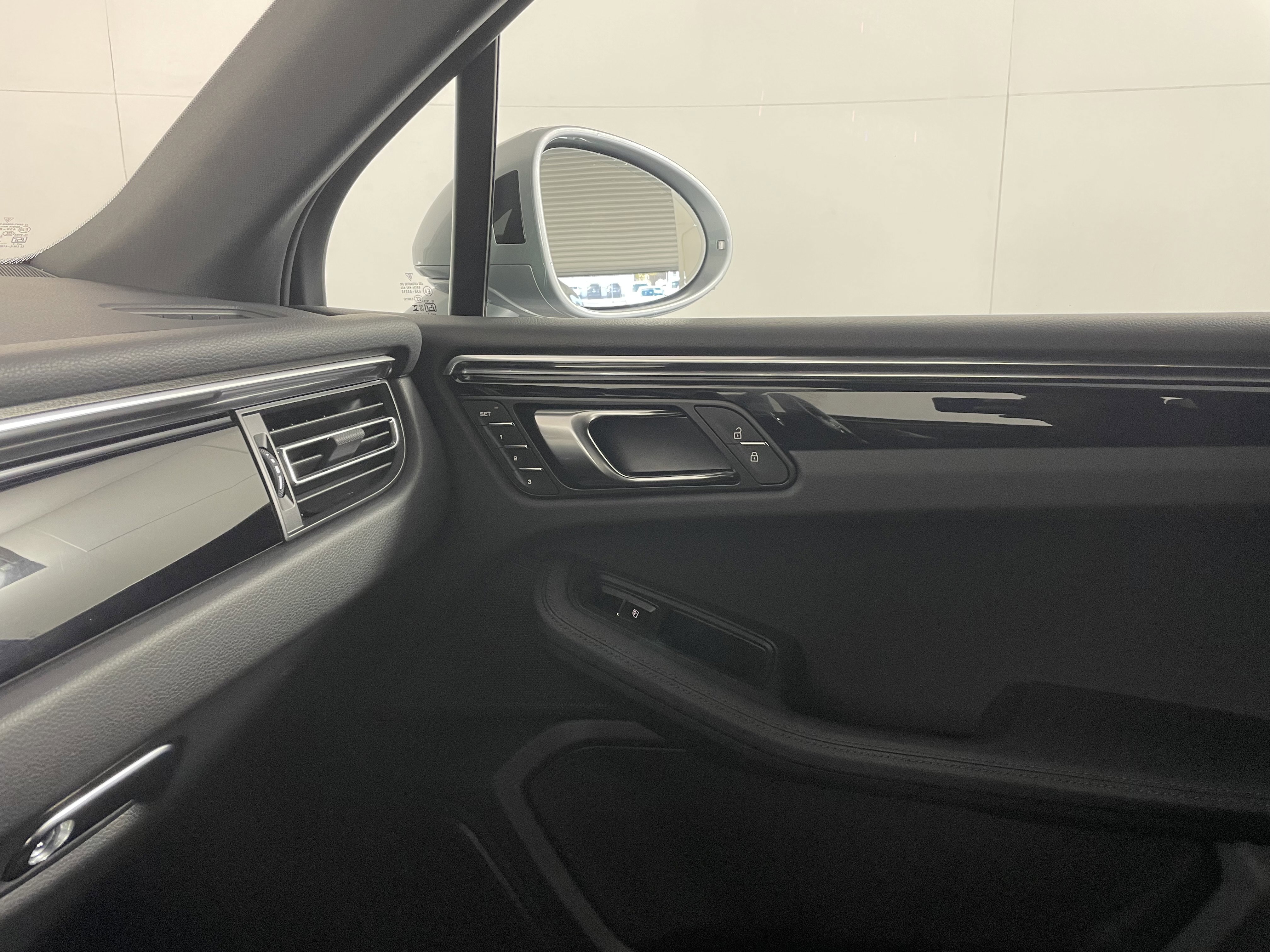 Used 2025 Porsche Macan image 14