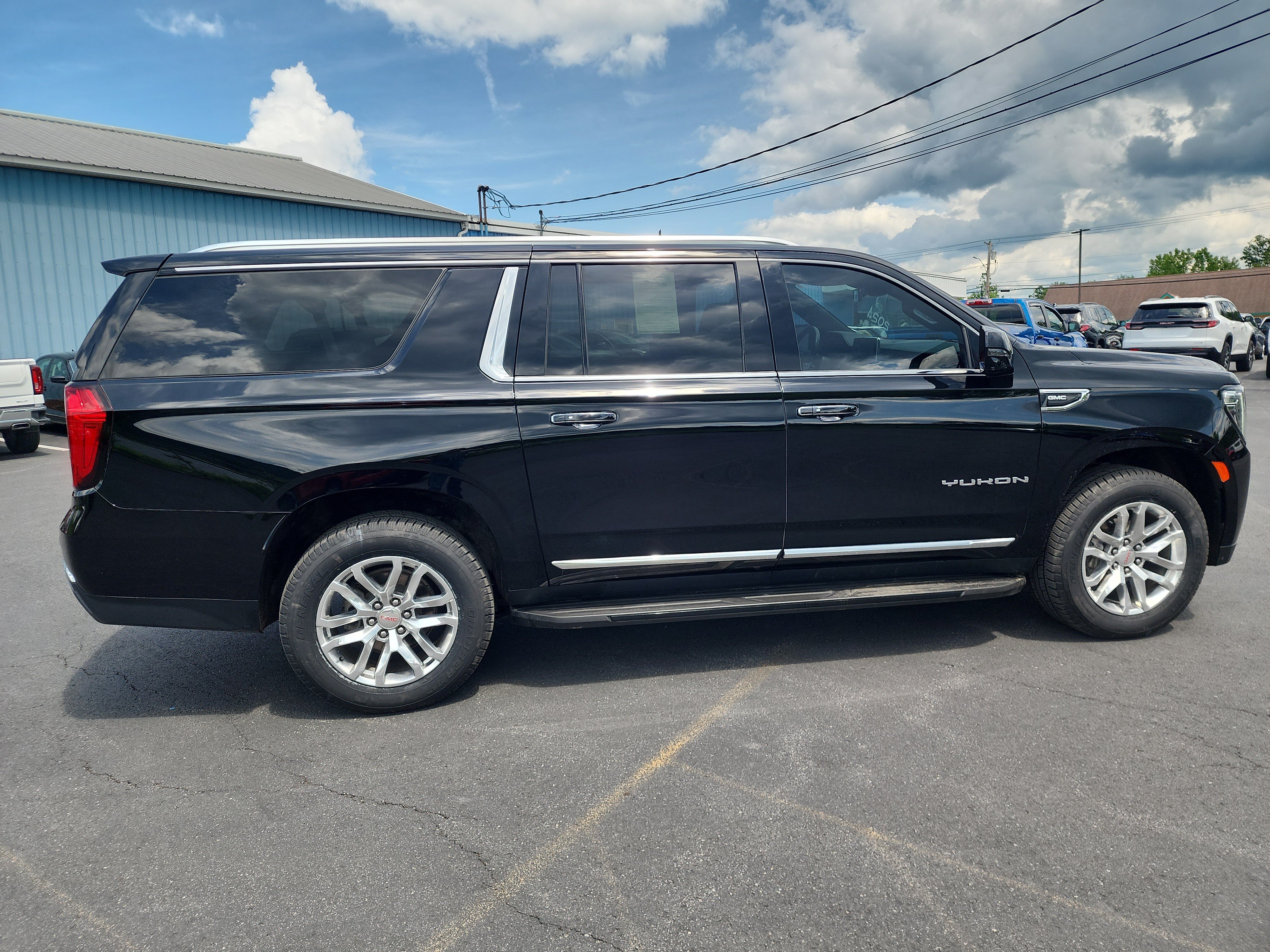 Certified 2024 GMC Yukon XL SLT w/ SLT Luxury Package AWD/4WD image 9