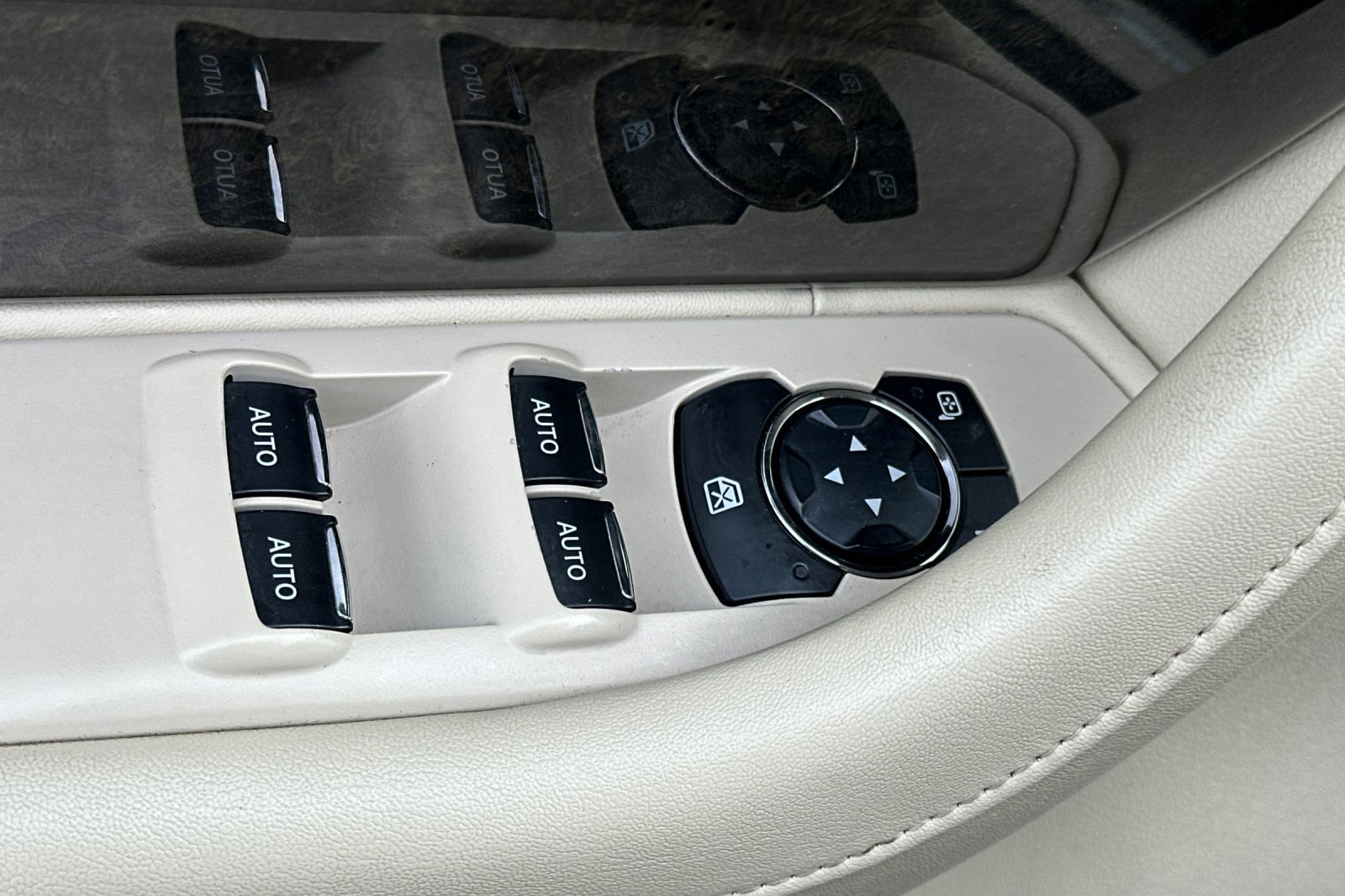 Used 2014 Lincoln MKS w/ Equipment Group 101A image 11