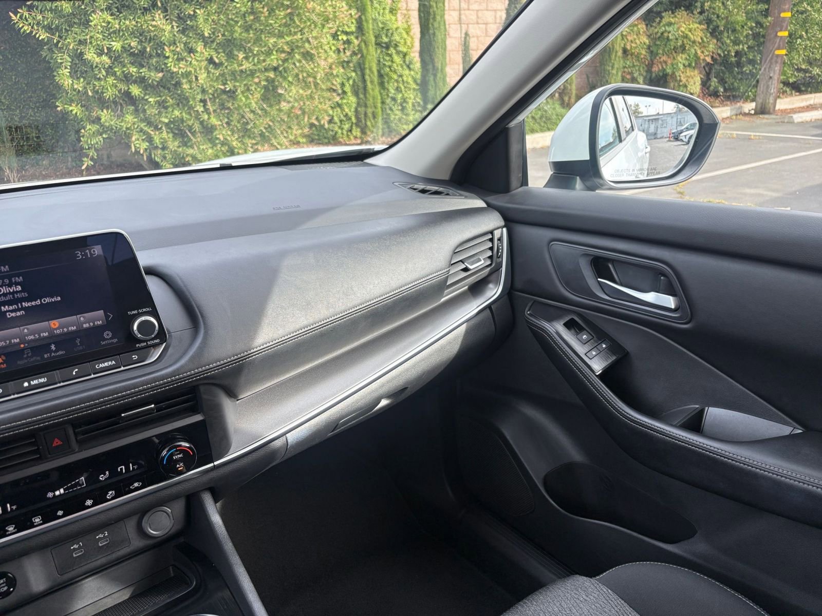 Used 2025 Nissan Rogue SV image 37