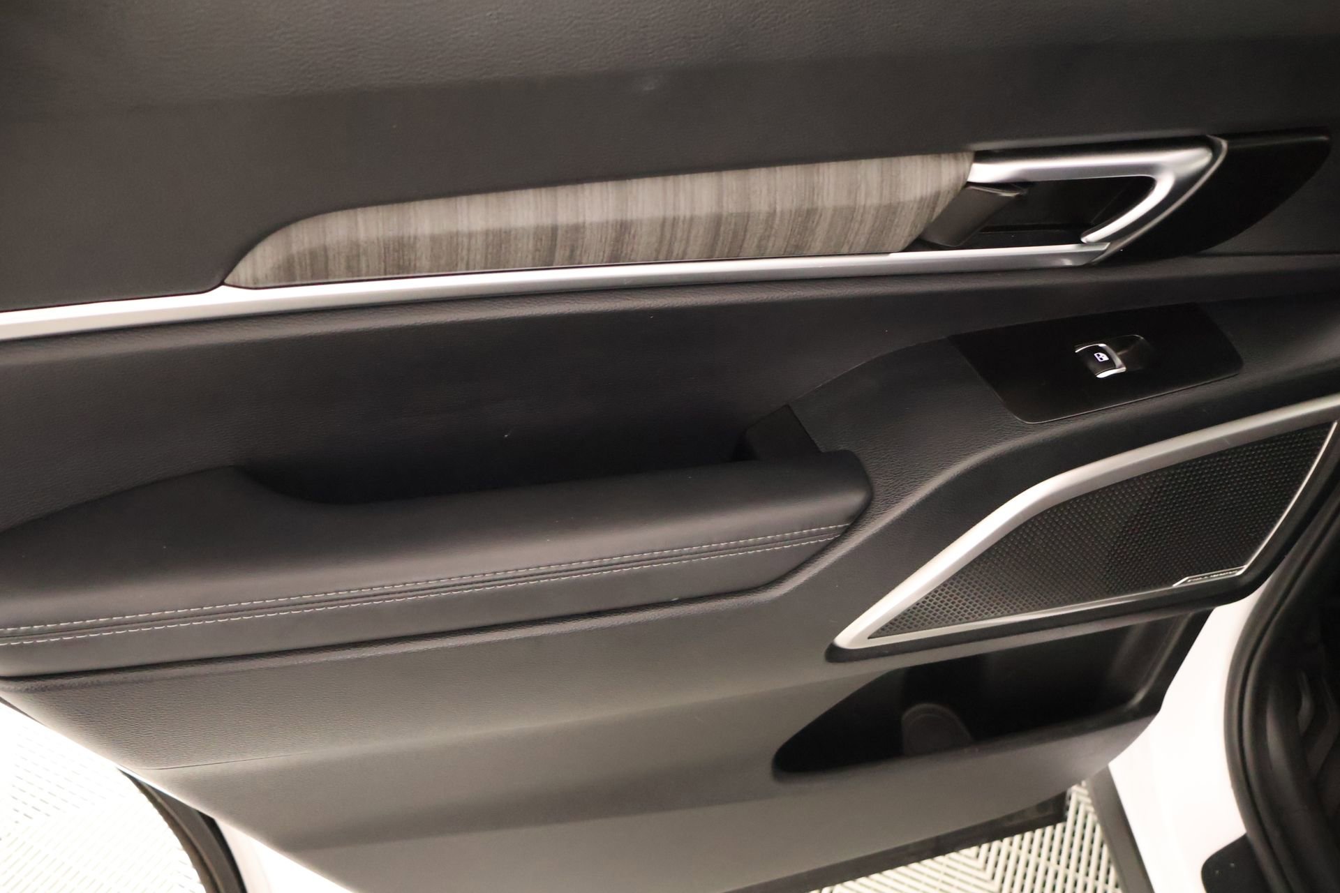 Used 2024 Kia Telluride EX w/ EX Captain's Chair Package FWD image 19