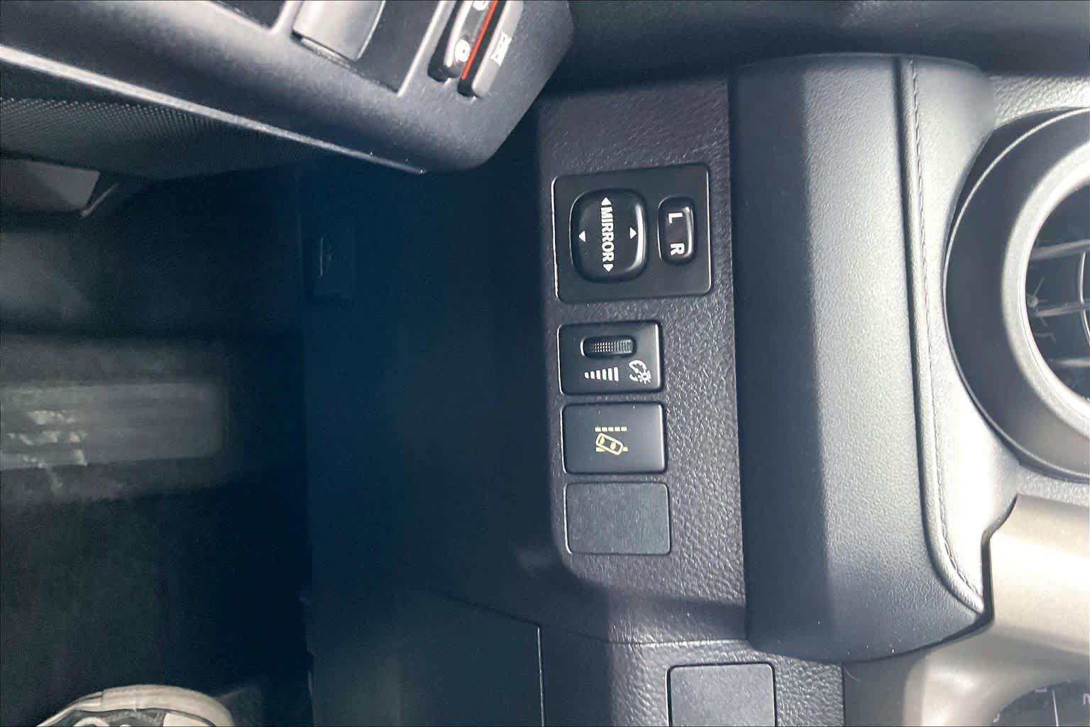 Used 2018 Toyota RAV4 LE FWD image 33