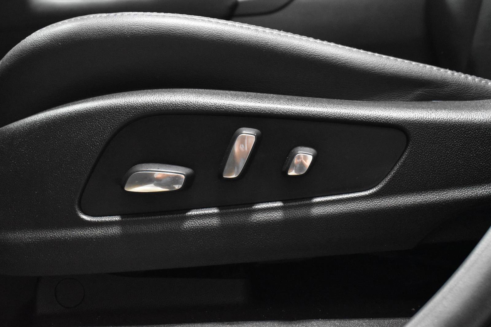 Used 2021 Cadillac XT5 Premium Luxury image 3