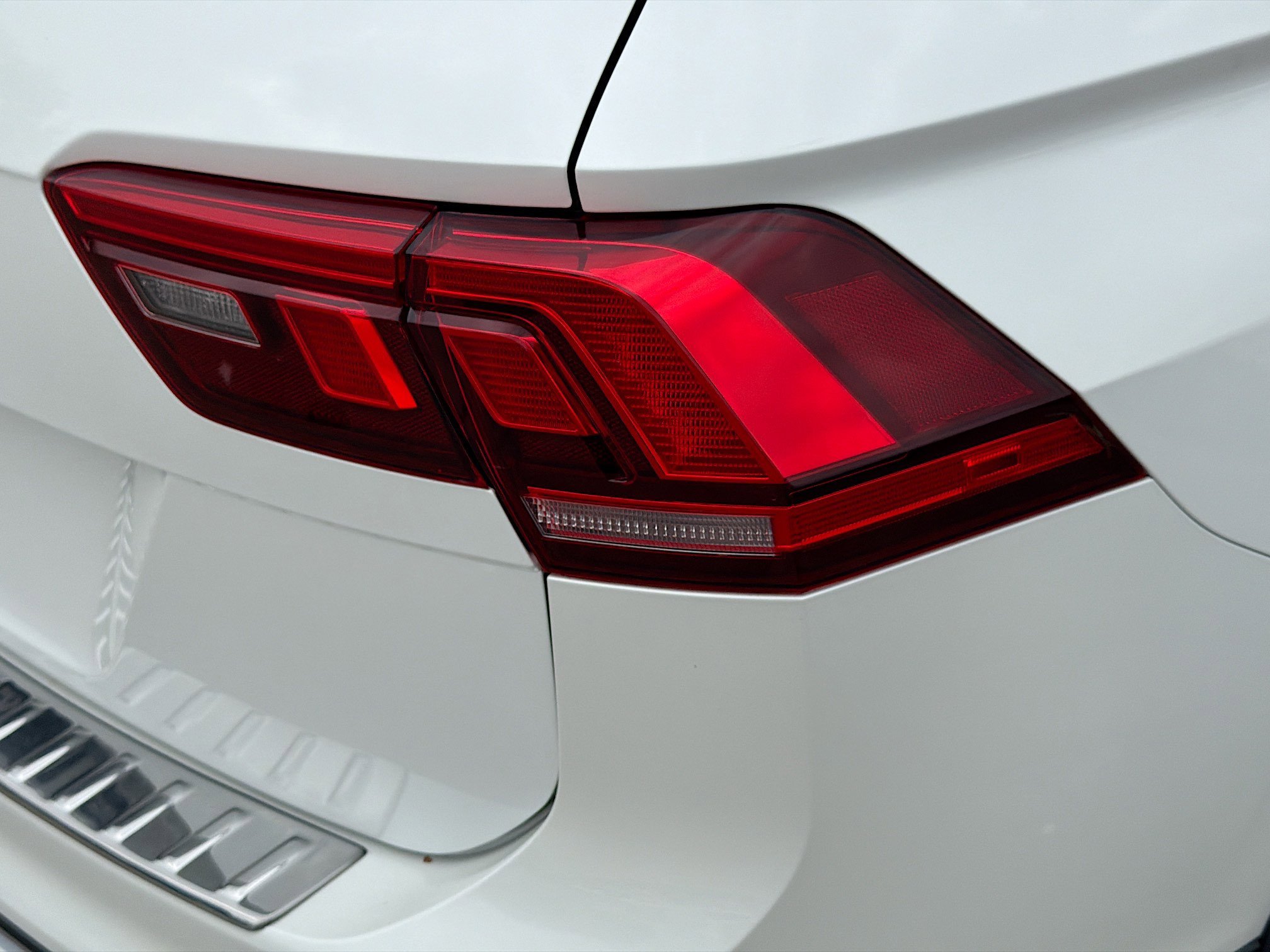 Used 2023 Volkswagen Tiguan SE R-Line image 28