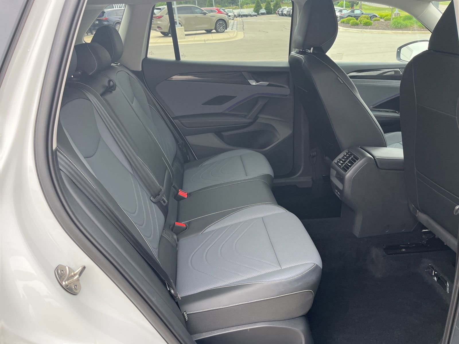 Certified 2025 Volkswagen Tiguan SE AWD/4WD image 32