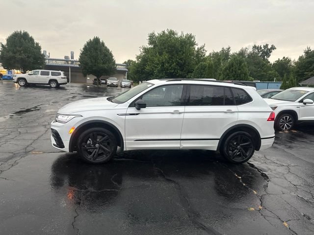 Used 2023 Volkswagen Tiguan SE R-Line AWD/4WD image 4
