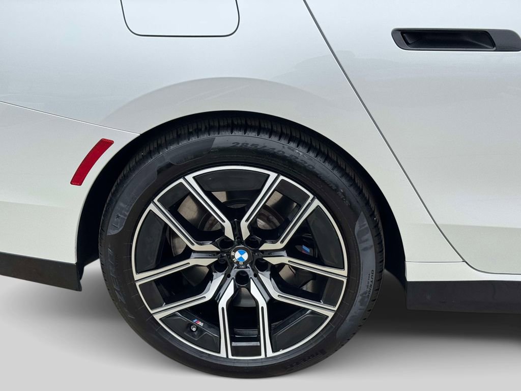 Certified 2025 BMW 760i xDrive w/ Premium Package AWD/4WD image 9
