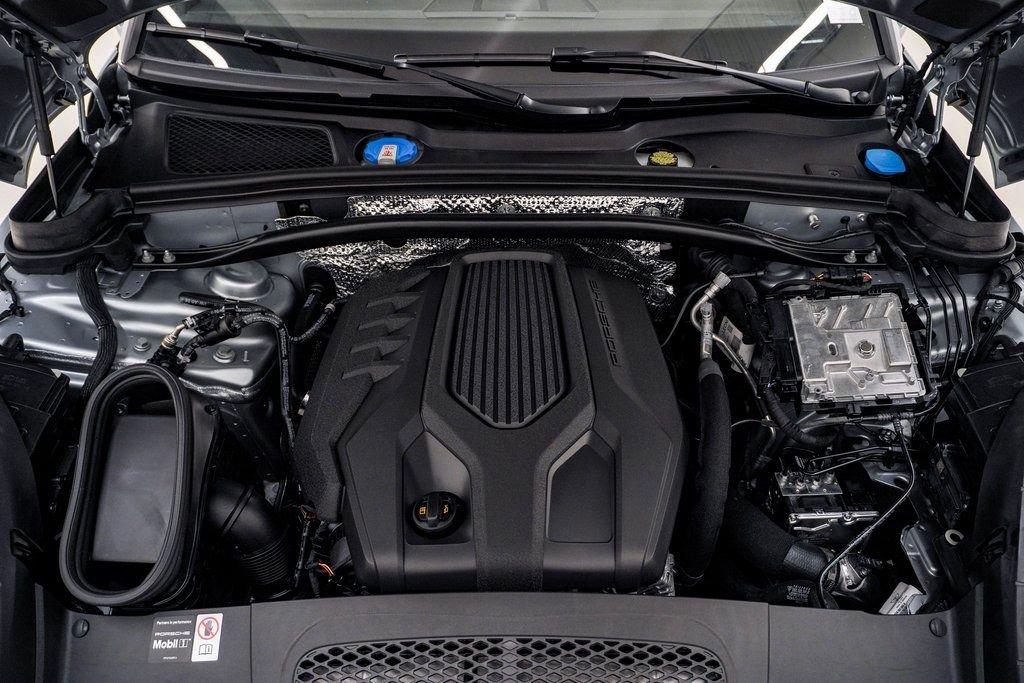 Certified 2025 Porsche Macan image 28