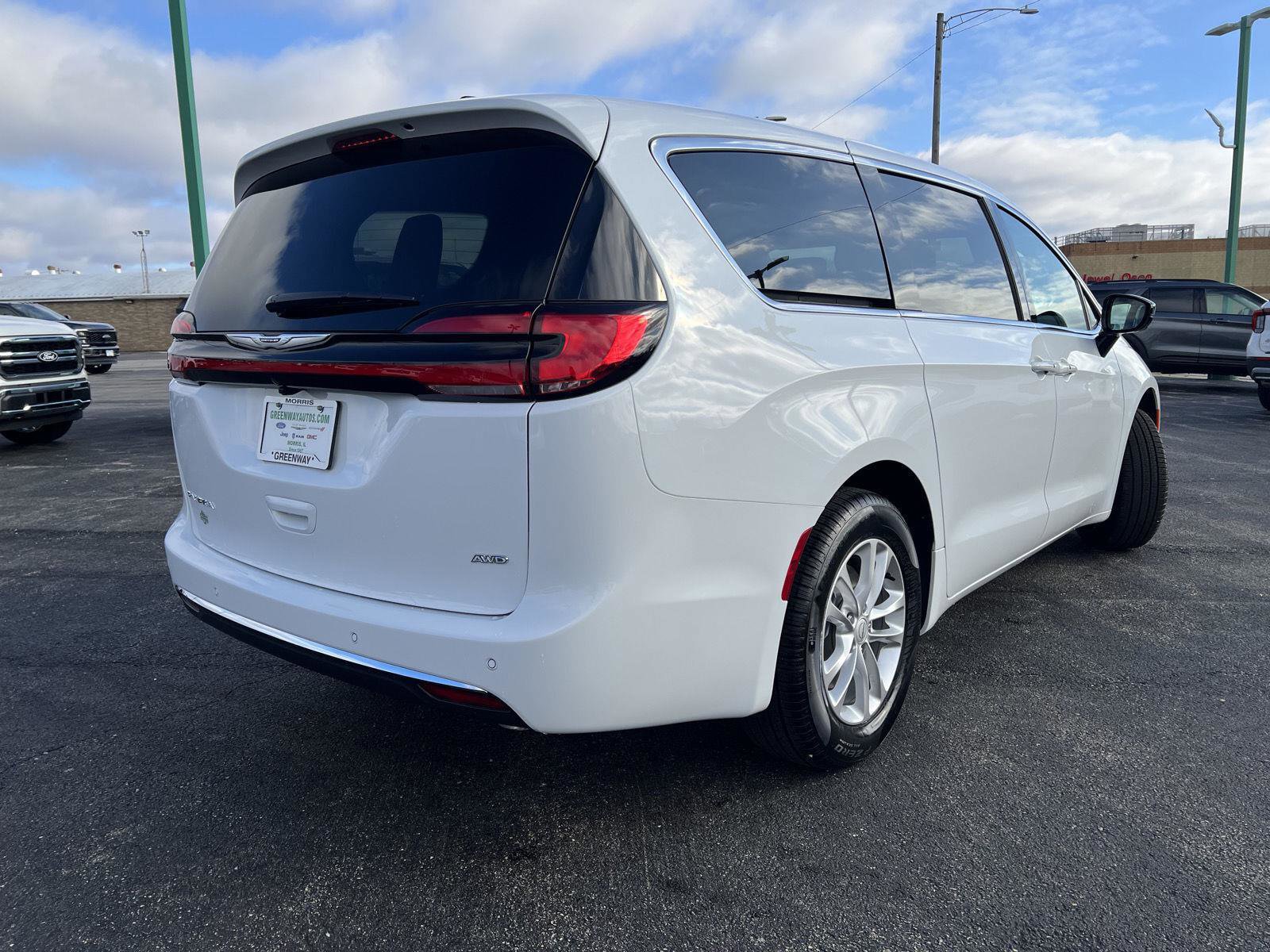 New 2026 Chrysler Pacifica Select image 4
