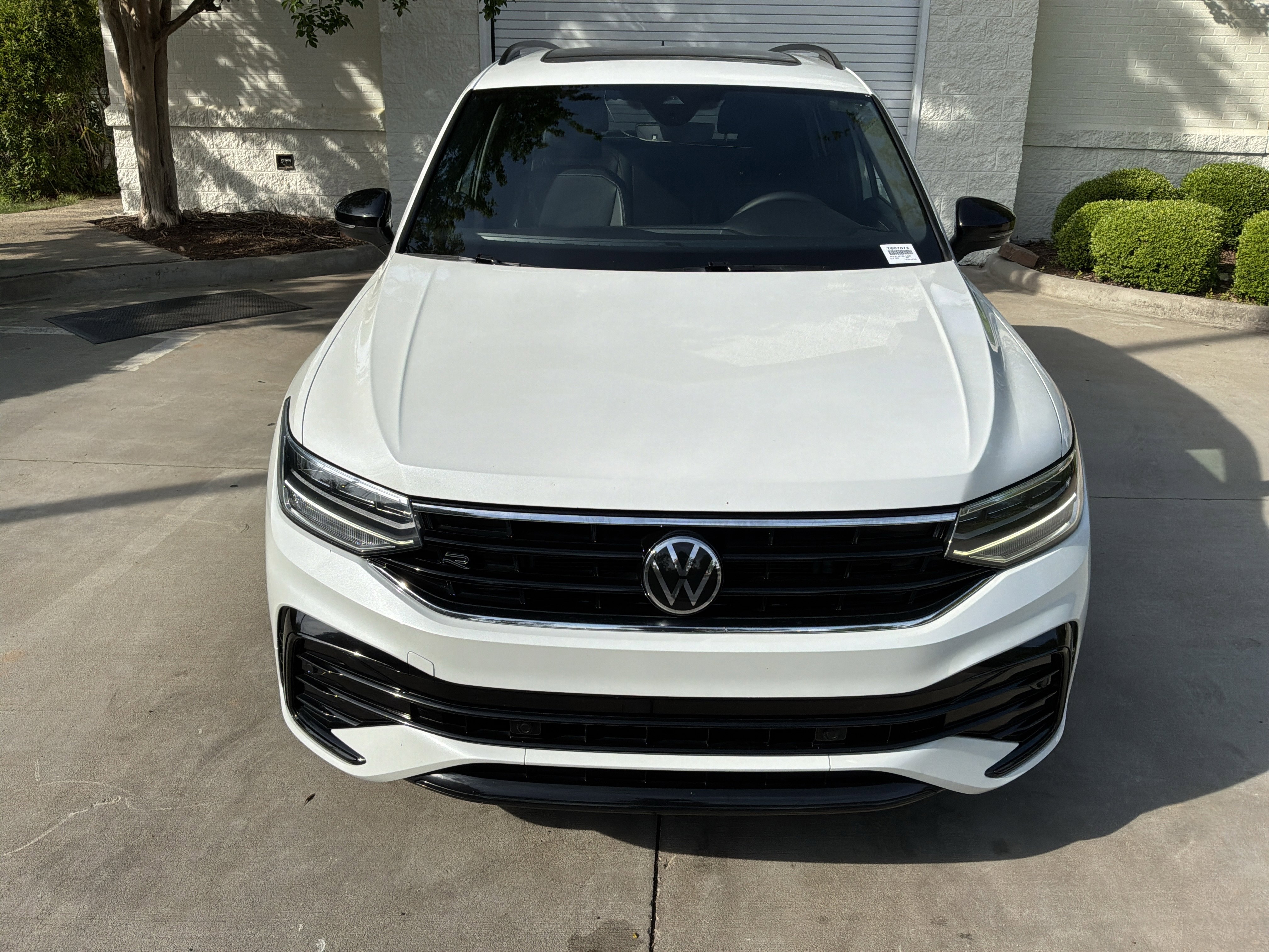 Used 2022 Volkswagen Tiguan SE R-Line FWD image 3