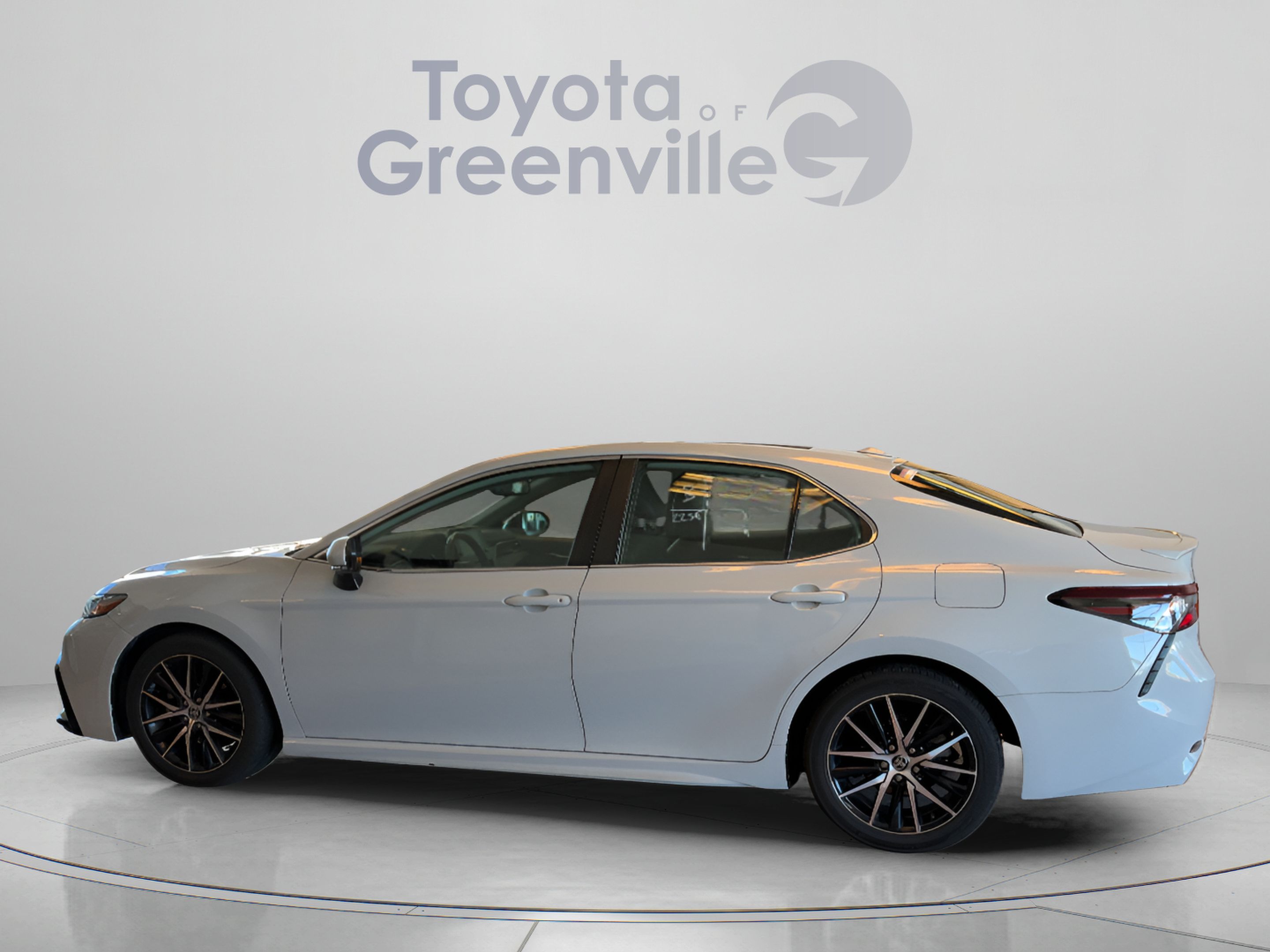 Used 2022 Toyota Camry SE w/ Audio Upgrade Package FWD image 2