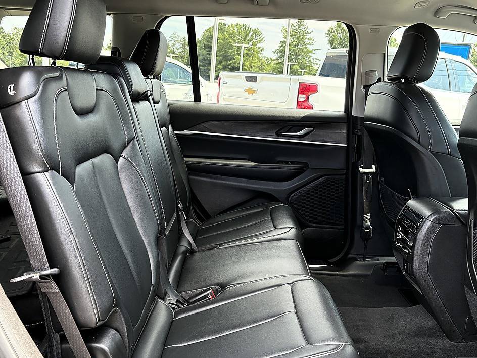 Used 2023 Jeep Grand Cherokee L Limited w/ Black Appearance Package AWD/4WD image 12