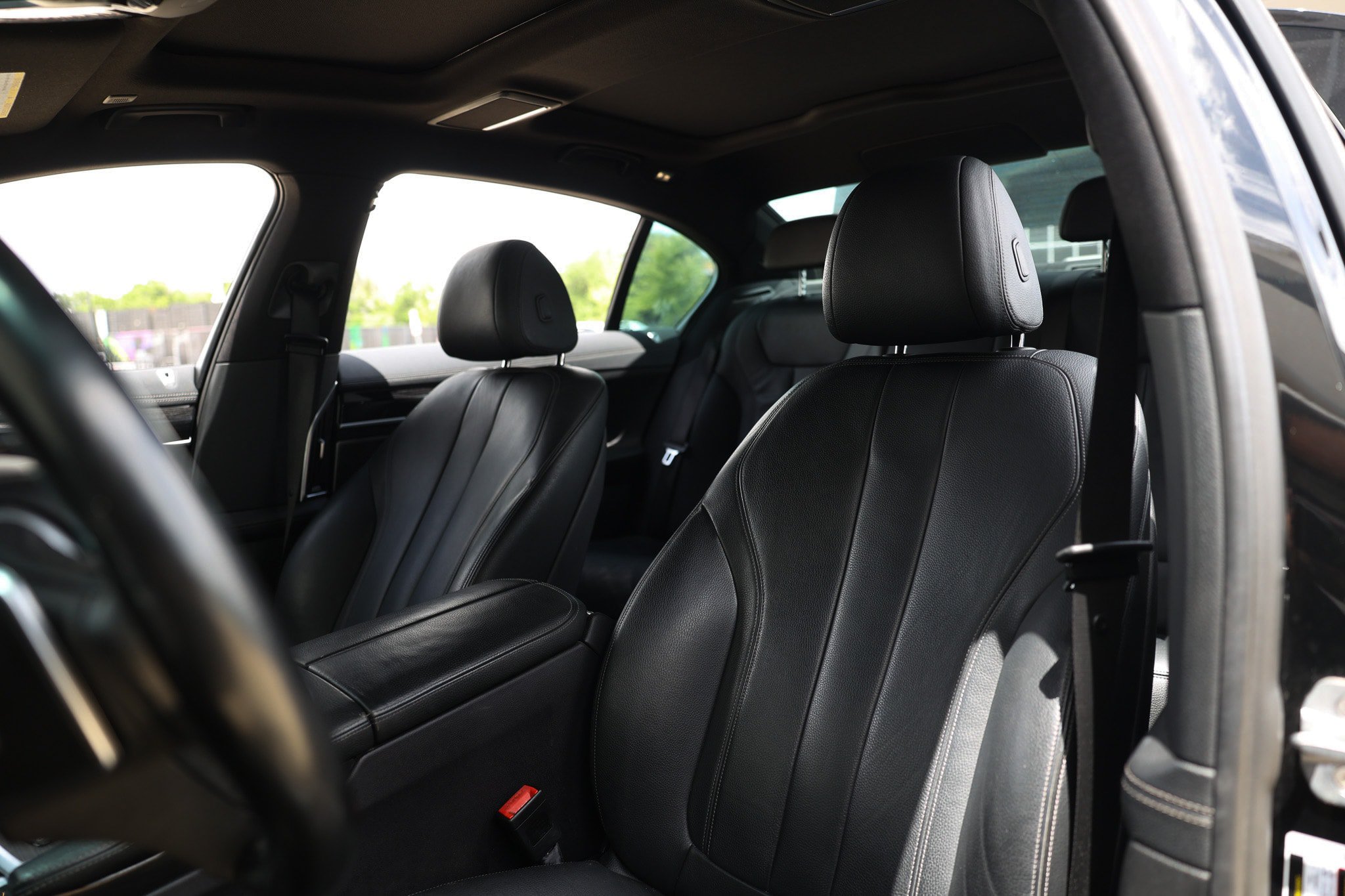 Used 2019 BMW 740i w/ M Sport Package RWD image 9