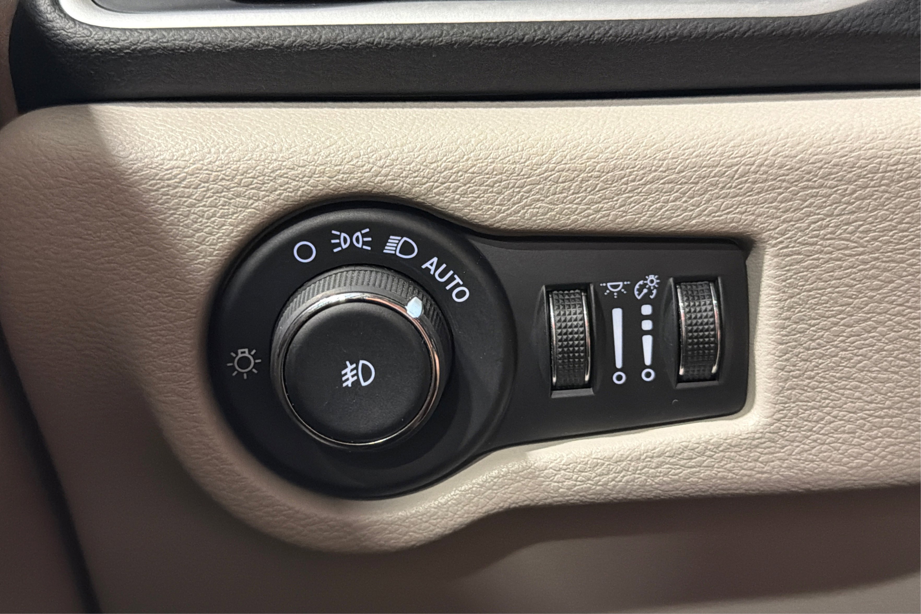 Used 2024 Chrysler Pacifica Touring-L FWD image 21