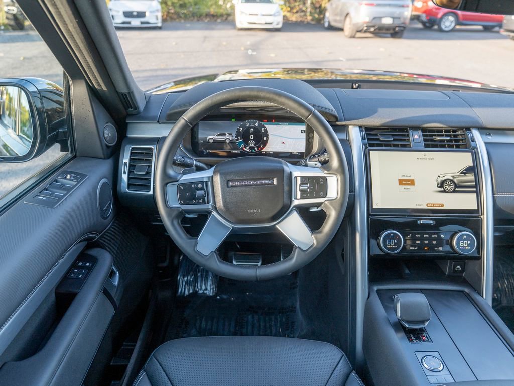 Certified 2024 Land Rover Discovery Dynamic SE image 13