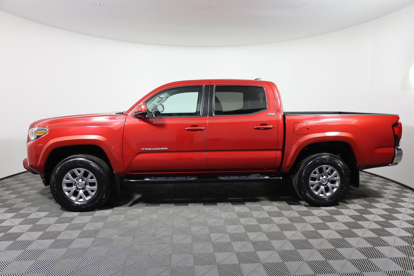 Used 2018 Toyota Tacoma SR5 AWD/4WD image 8