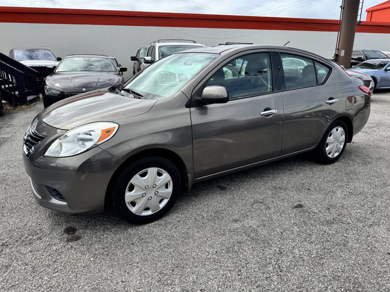 Used 2014 Nissan Versa SV image 2