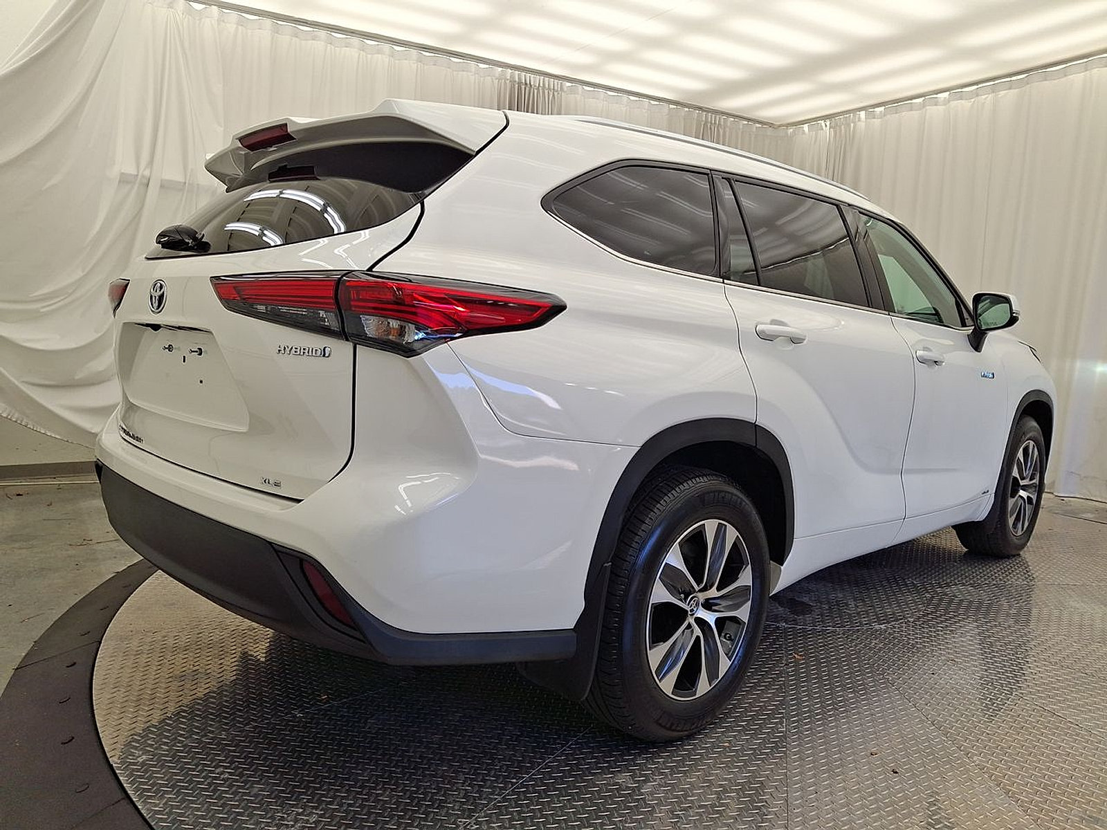 Certified 2020 Toyota Highlander XLE AWD/4WD image 29