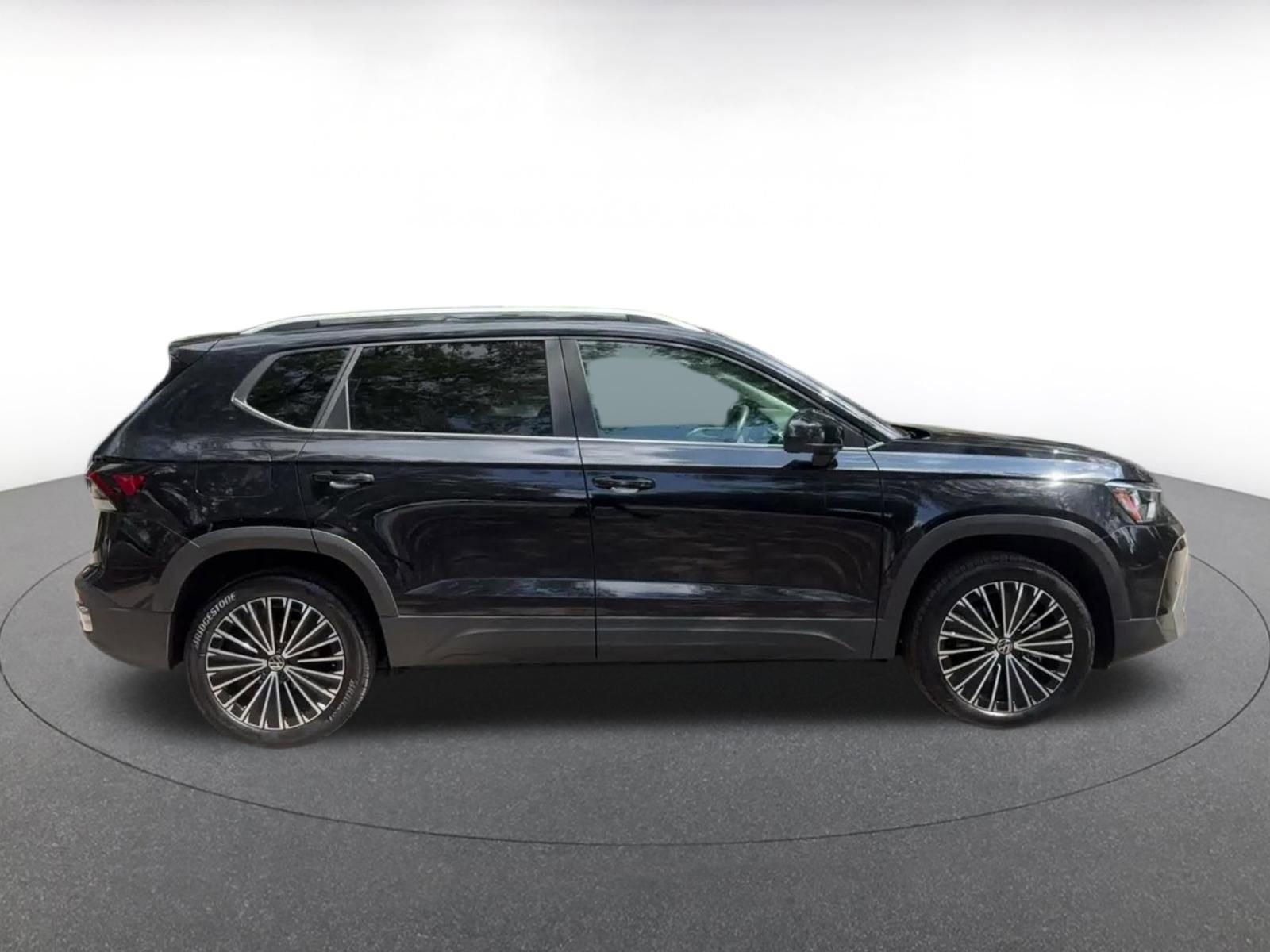 Used 2025 Volkswagen Taos SE FWD image 17