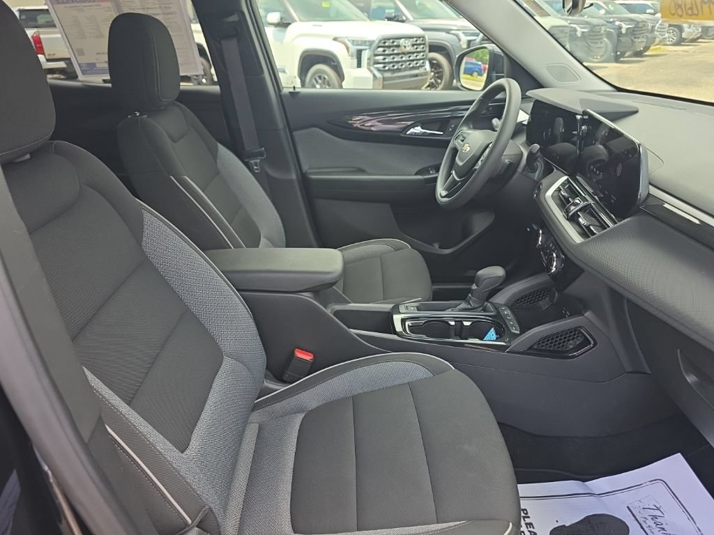 Used 2025 Chevrolet TrailBlazer LT AWD/4WD image 9
