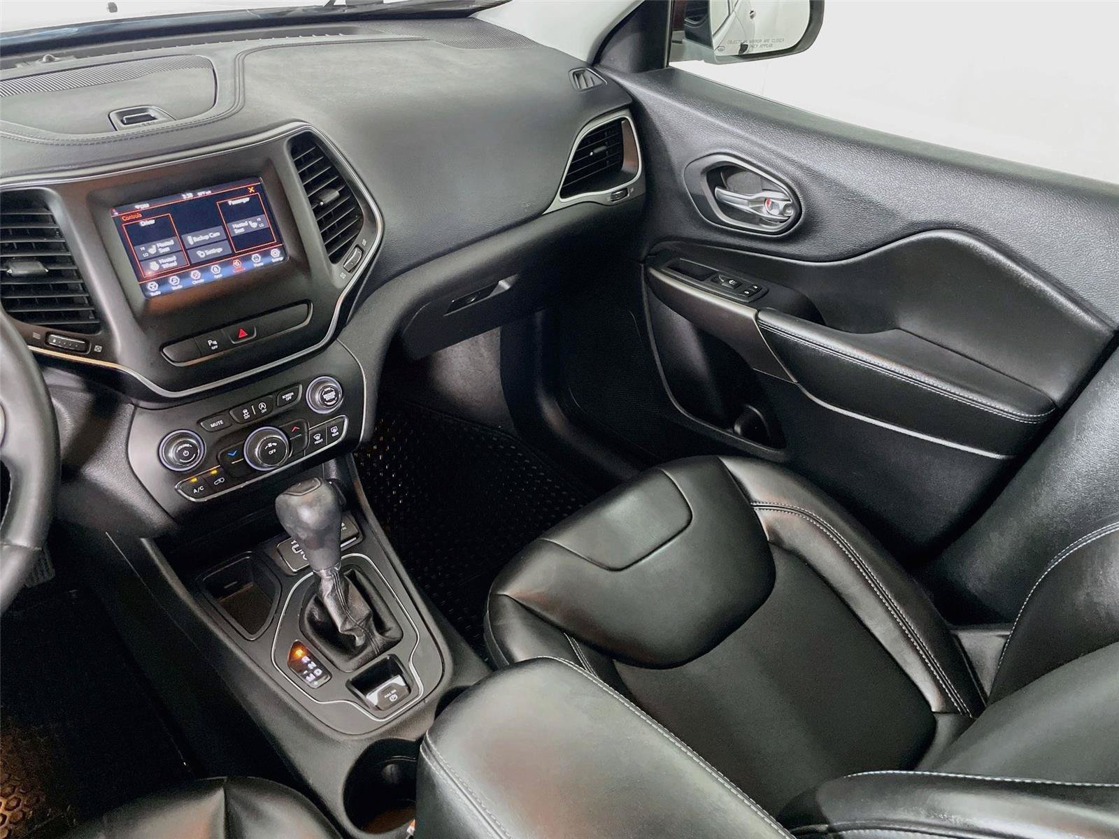 Used 2019 Jeep Cherokee Latitude Plus w/ Cold Weather Group FWD image 25