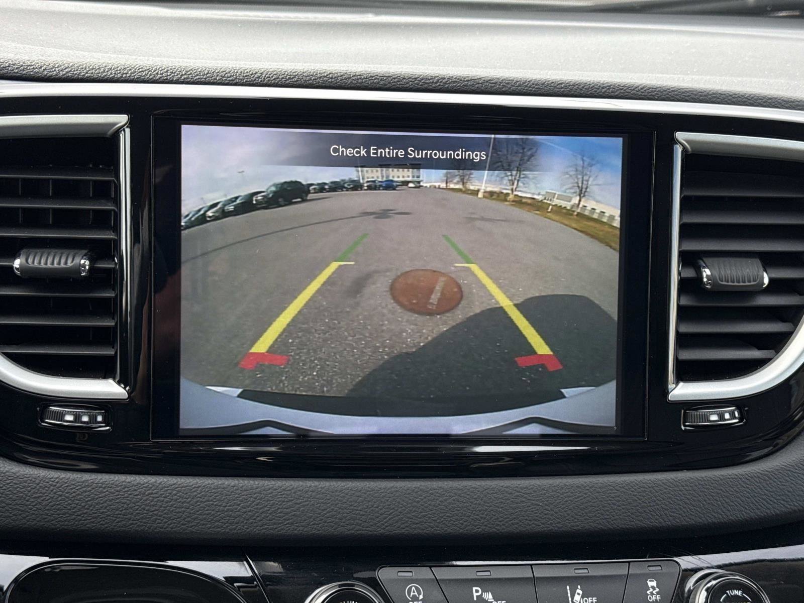 Used 2024 Chrysler Pacifica Touring-L image 4