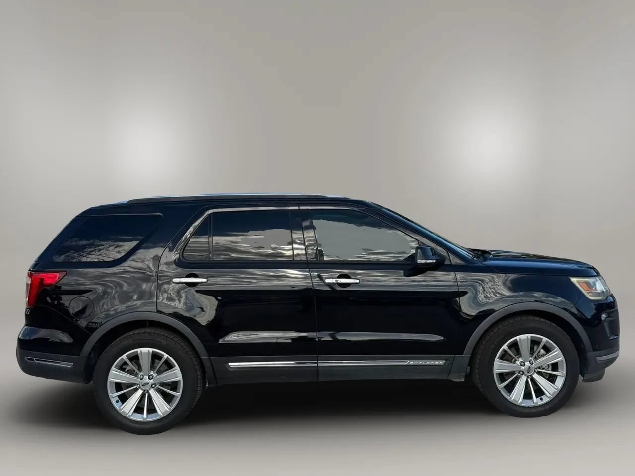 Used 2019 Ford Explorer Limited w/ Ford Safe & Smart Package FWD image 8