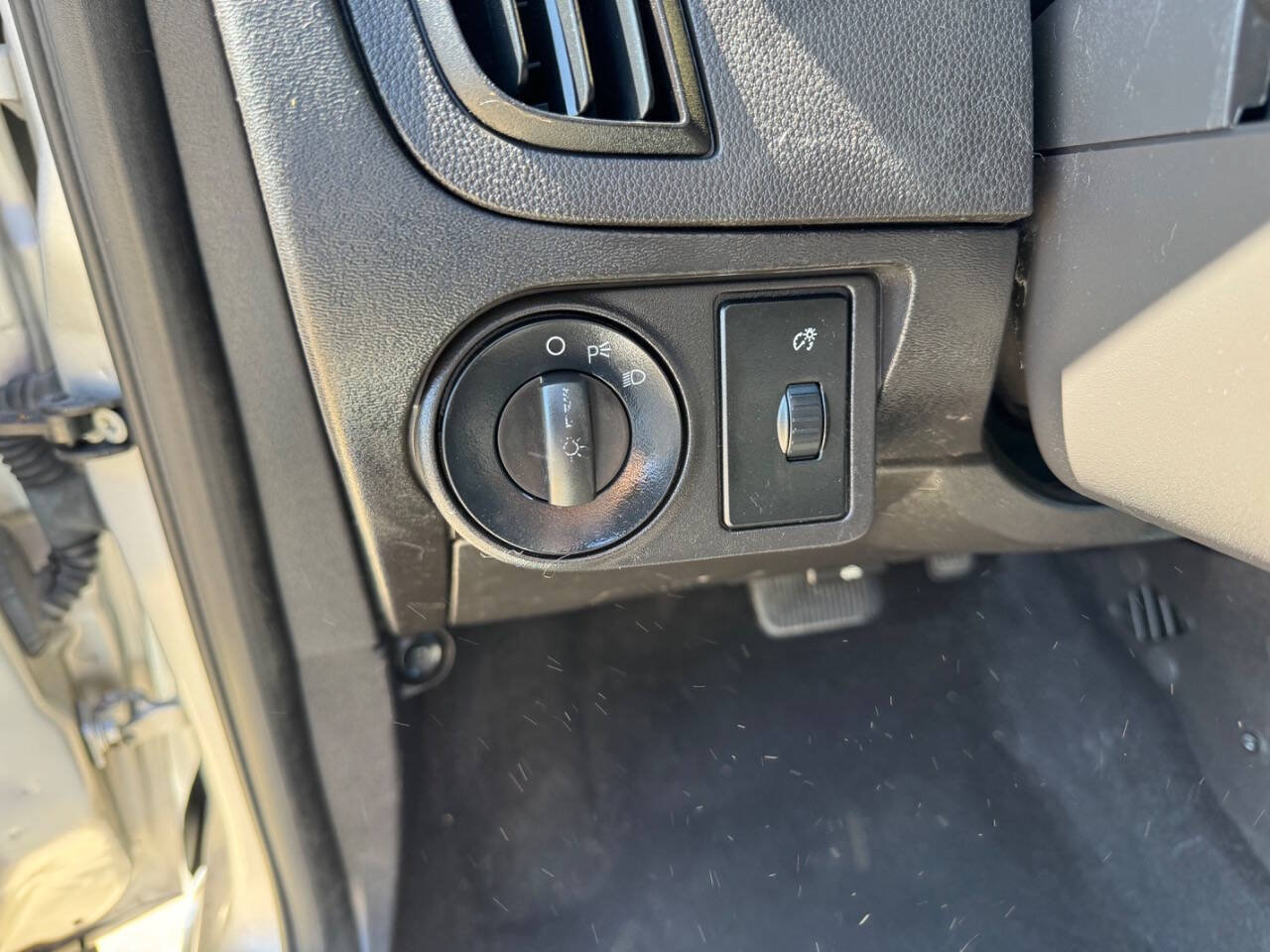 Used 2010 Ford Focus SE FWD image 12